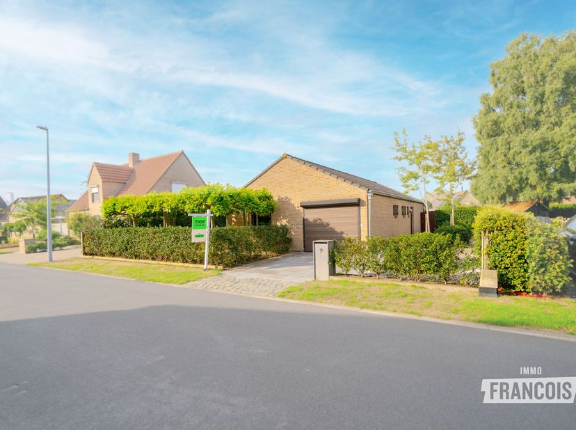 Op zoek naar een charmante bungalow in Sijsele waar rust en een goede ligging hand in hand gaan? Deze goed onderhouden woning bevindt zich in een rust