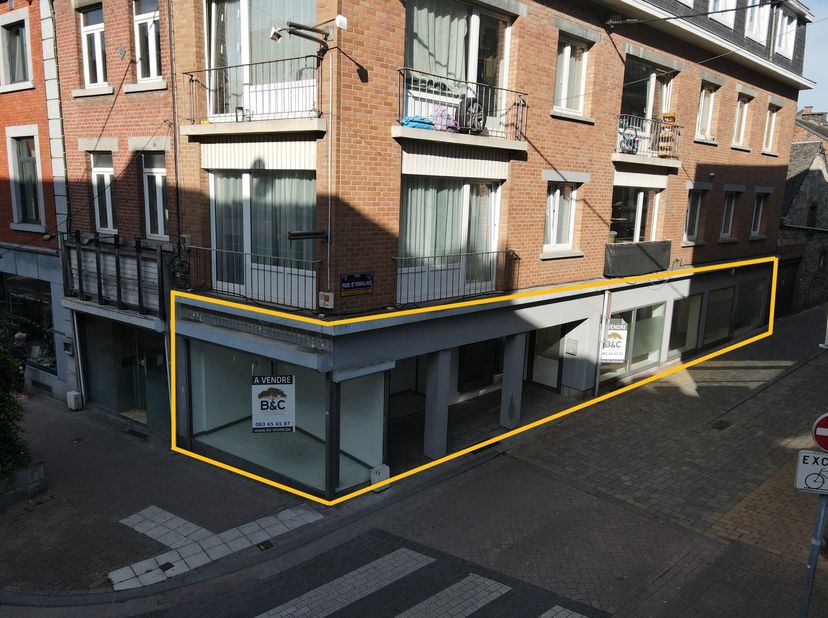 Situé dans la rue commerçante la plus fréquentée de Ciney, ce commerce de 70 m² bénéficie dune belle visibilité et dun accès facile. Idéal pour accuei