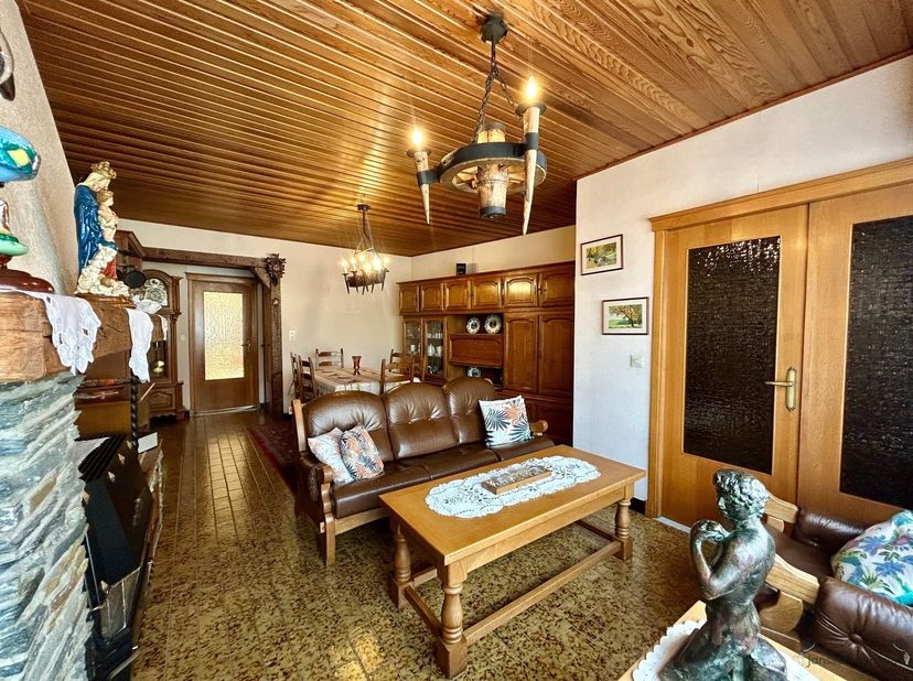 Welkom in deze op te frissen woning in Hamme. Met een bewoonbare oppervlakte van 132 m² op een perceel van 255 m² biedt deze eigendom een praktische i
