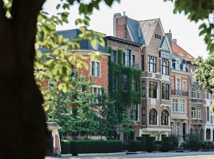 In het hart van het residentiële Miljoenenkwartier vindt u dit ruime appartement van maar liefst 220 m², een unieke woonplek waar historische charme s