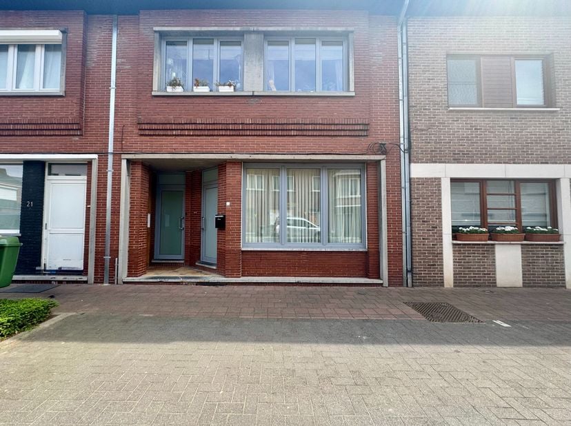 Op zoek naar een instapklaar appartement op een uitstekende locatie? Dan is dit volledig gerenoveerde gelijkvloerse appartement precies wat u zoekt!<b
