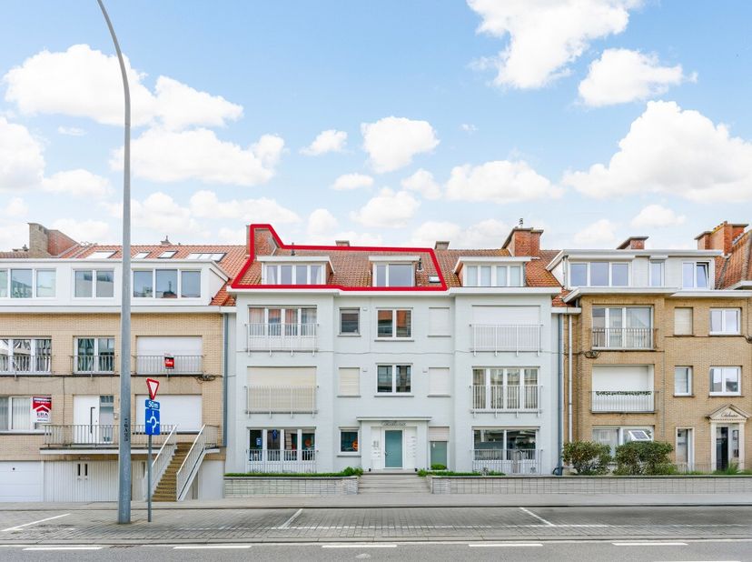 Te koop: gerenoveerd appartement in het centrum van Nieuwpoort, op korte afstand van zee, duinen en openbaar vervoer. Dit appartement, gebouwd in 1962