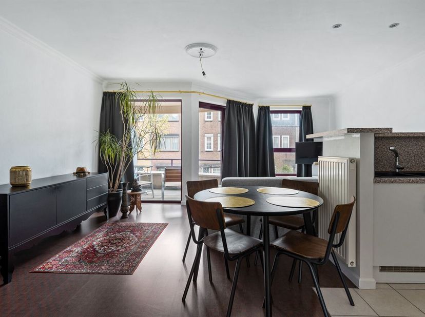 Instapklare en charmante loft met 1 slaapkamer, gelegen op een uitstekende locatie met scholen, winkels en openbaar vervoer op wandelafstand.<br />
We