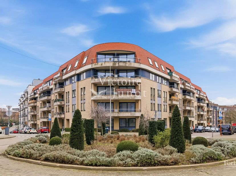Ruim en licht 2-kamer appartement in uitstekende staat<br />
Inkomhal, toilet en lavabo<br />
Ontvangstruimtes +/- 27m2, toegang tot terras Zuid 10m²<