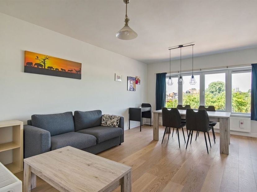 Dit instapklare appartement, volledig gerenoveerd in 2021, beschikt over een privatieve garage en is uitstekend gelegen aan de Tramweglei in Lier. Sch