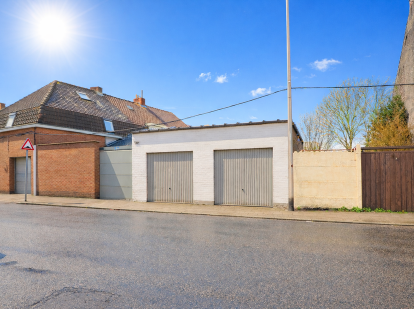 Garage te koop in ,
                    7700 Moeskroen