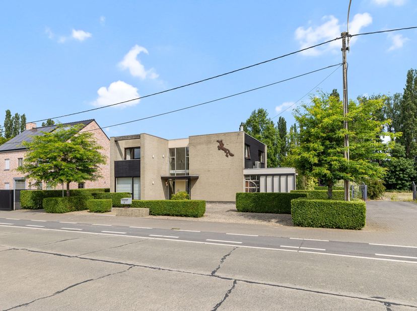 Sommige woningen zijn gebouwd, andere zijn ontworpen. Deze prachtige villa in Sint-Eloois-Winkel behoort onmiskenbaar tot die tweede categorie: ze wer