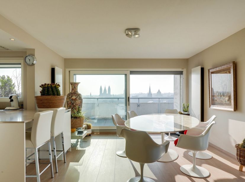 Dit prachtige appartement met een indrukwekkend terras ligt op de bovenste verdieping van dit gebouw, aan de ingang van de stad.<br />
De woonkamer ko