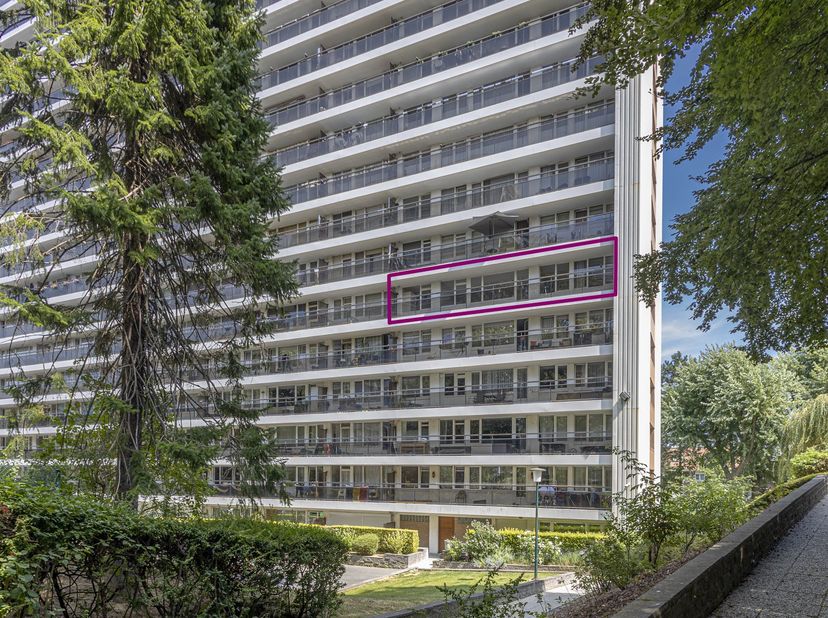 Appartement spacieux avec 3 chambres, terrasse, emplacement de parking souterrain et cave privative.<br />
<br />
Situé au cinquième étage d’un immeub