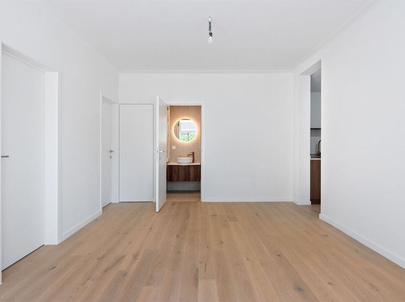 Prachtig gelijkvloers app met 2 slpks, koer en garage!<br />
Dit prachtig gelijkvloers appartement is centraal gelegen in een rustige straat in Lier m
