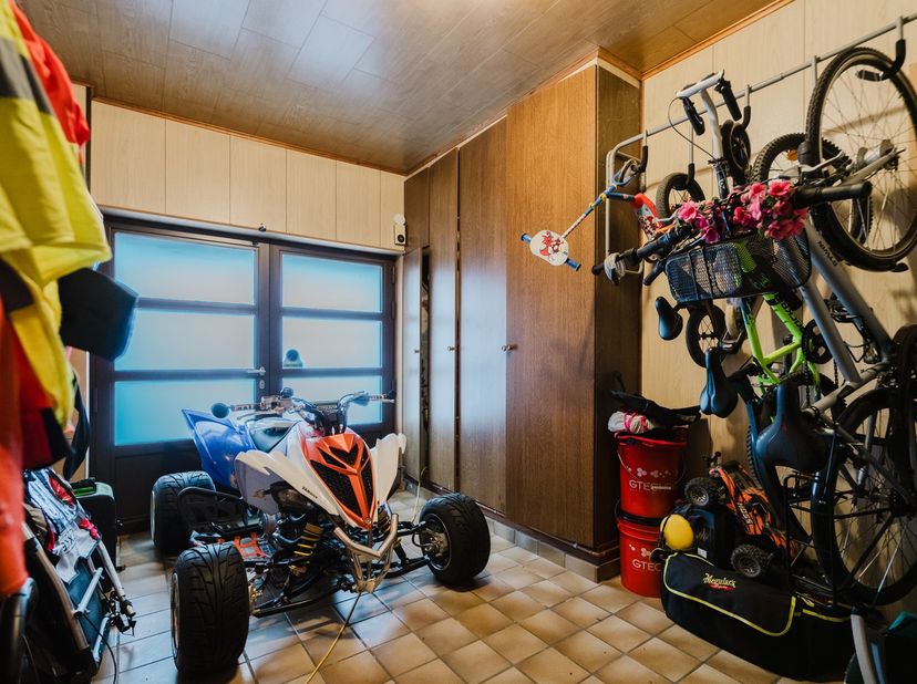 Welkom in de Kweestraat 85 te Wevelgem, waar deze op te frissen woning terug te vinden is. De inkomhal leidt u naar de inpandige garage en verder naar
