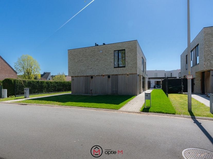In de Heikantstraat 20 in Laakdal bevindt zich deze recente en perfect onderhouden halfopen bebouwing uit 2024.<br />
*De vermelde prijs betreft een p