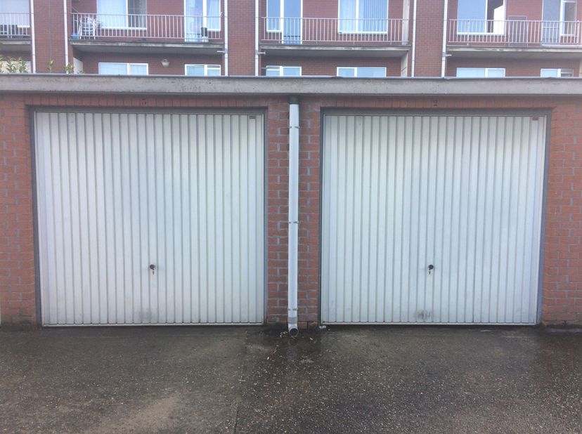 De Garagebox bevind zich in de Frans Beirenslaan 195+ te 2150 borsbeek, dichtbij het (het rond punt) <br />
De garagebox is kurkdroog en is een dikke