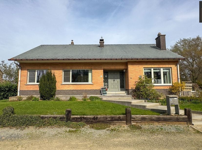 Unique Properties verkoopt deze uitstekend onderhouden en verzorgde woning, gelegen op Sint-Gertrudendries 15 in Lubbeek!<br />
Deze woonst biedt een