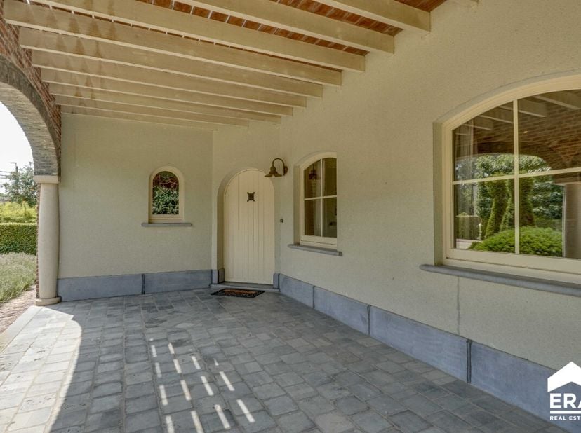 Te koop: Villa in Langdorp, rustig gelegen op een ruim perceel van maar liefst 32 are, omgeven door agrarisch gebied en bossen.Deze goed onderhouden v