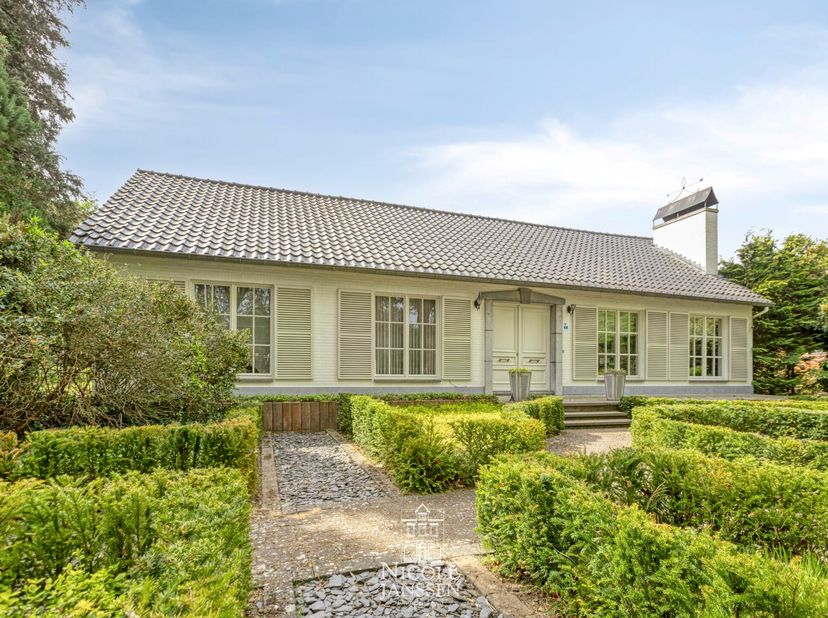 Deze vrijstaande villa is ruim en praktisch ingedeeld. Dankzij de aparte bijkomende ruimte is ze ideaal voor een zelfstandige activiteit, praktijk aan