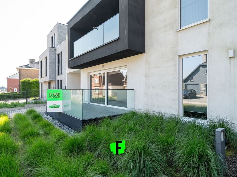 À Godveerdegem, section de Zottegem, nous vous proposons cet appartement clé-sur-porte (année de construction 2016). En entrant dans lappartement, on