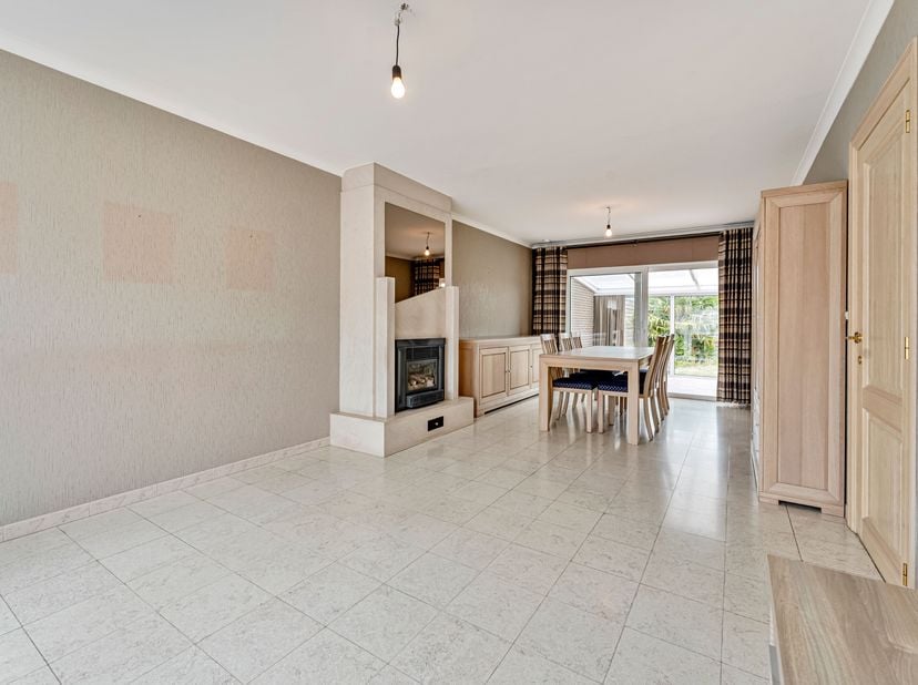 Woning met 3 ruime slaapkamers te huur in Menen!<br />
We komen binnen via de inkomhal met een gastentoilet. Daaruit gaan we verder naar de leefruimte