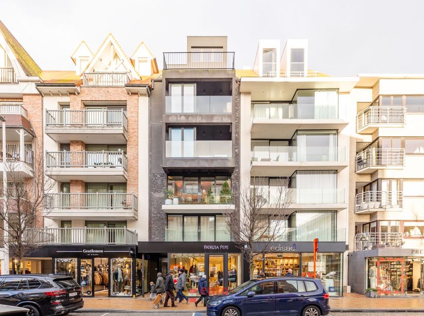 Très bel espace commercial à louer, idéalement situé au cœur de la rue commerçante par excellence de Nieuwpoort-Bad.<br />
Grâce à cet emplacement de