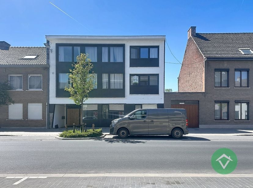 Dit ruim duplex-appartement van ca. 94 m² is centraal gelegen in het hart van Torhout, op wandelafstand van scholen, winkels en openbaar vervoer. Dank