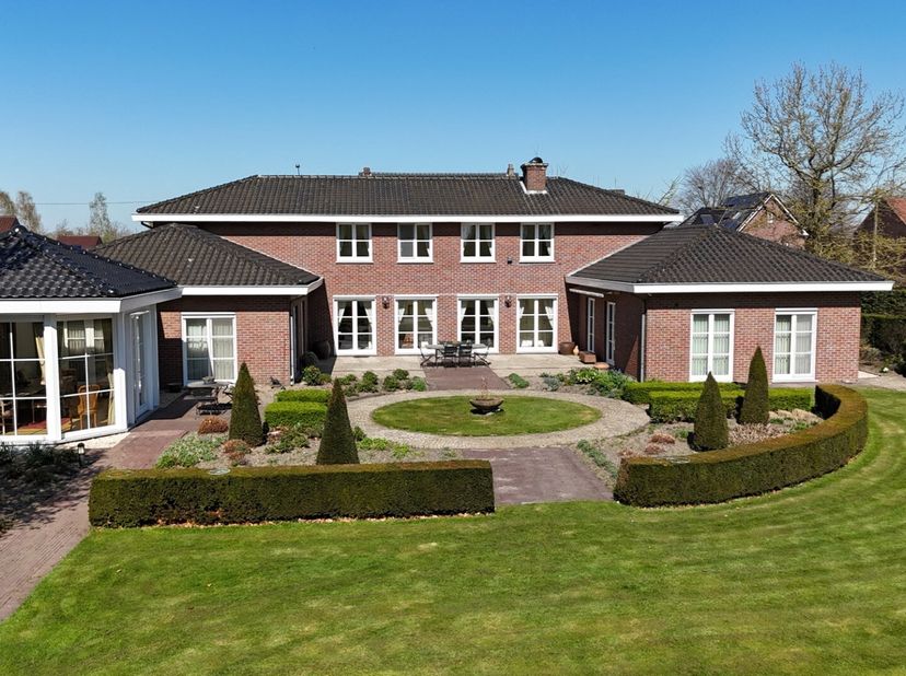 EXCLUSIEF WONEN IN HET HART VAN NEEROETEREN.<br />
Stap binnen in deze karaktervolle, luxueus afgewerkte villa en ontdek een oase van rust, ruimte en