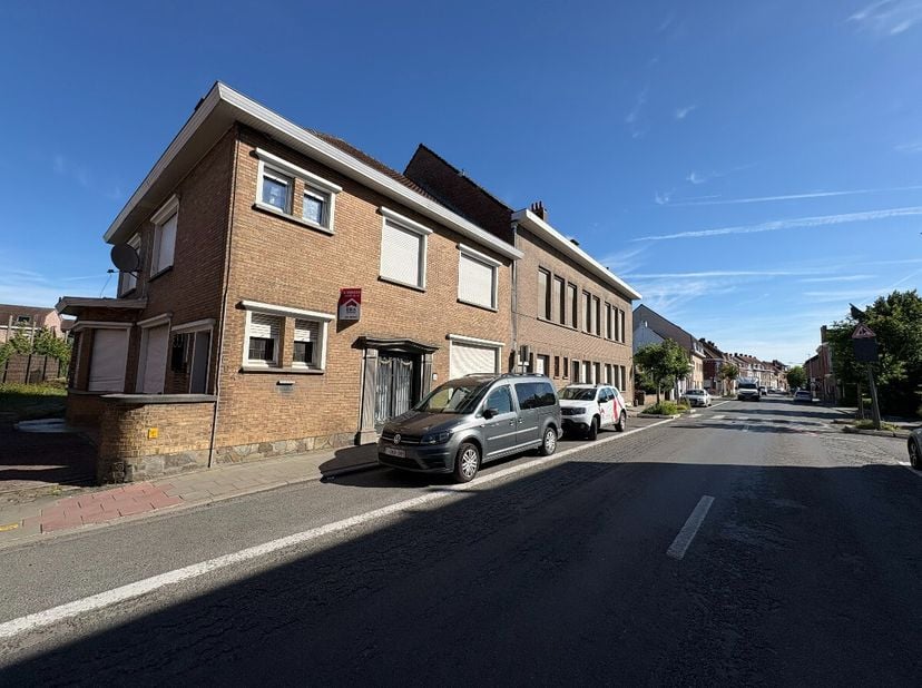 Komen - Maison semi-détachée de 4 chambres, avec garage dans le jardin et places de stationnement, à vendre.Emplacement idéal à proximité de l'école e