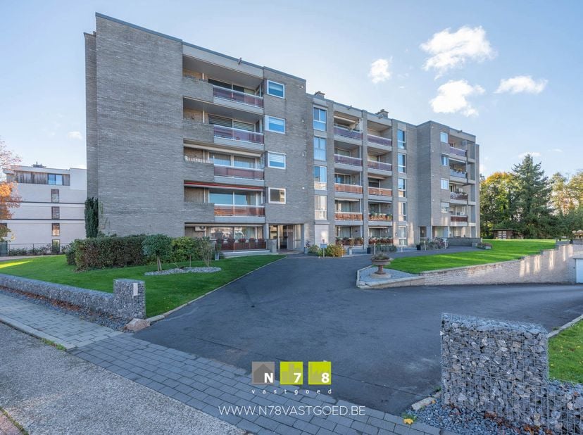 APPARTEMENT MET 2 SLAAPKAMERS, PRIVATIEVE STAANPLAATS EN KELDERBERGING TE MAASEIK.<br />
TROEVEN<br />
- Alle belangrijke voorzieningen in de buurt! G