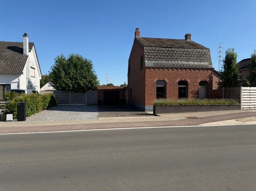 Instapklare gerenoveerde open gezinswoning met 3 slaapkamers op 700 m²<br />
<br />
Op een uitstekende locatie, vlak bij het centrum van Overpelt, lig
