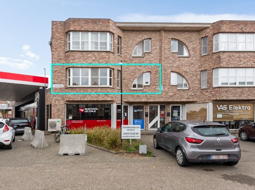 Centraal gelegen appartement op de 1eV op wandelafstand van verschillende winkels, scholen en het openbaar vervoer!&amp;nbsp; Er is parkeergelegenheid in