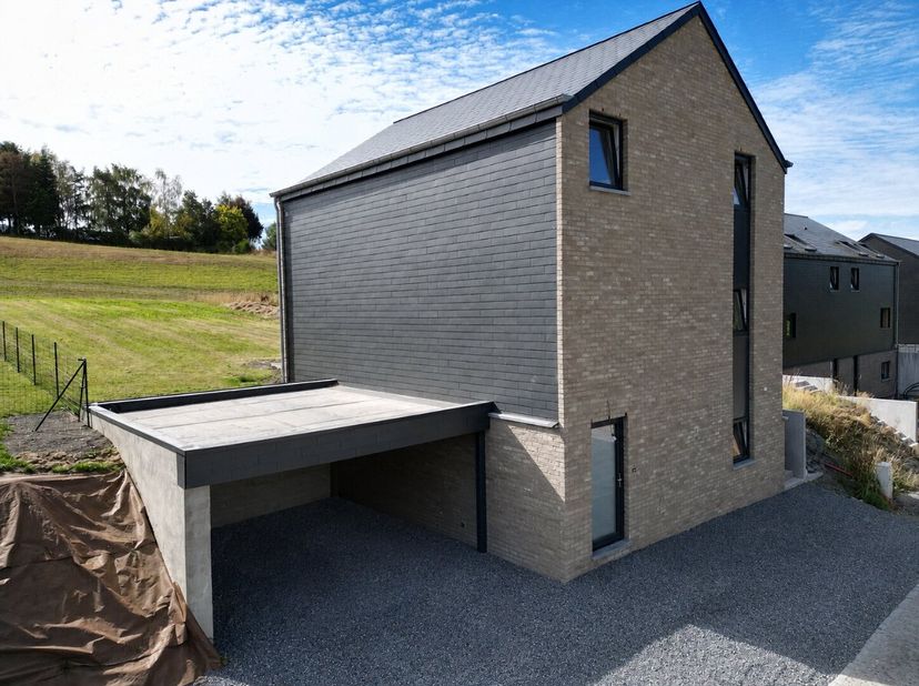 ERA B-LUX vous propose cette maison neuve 4 façades, située dans une rue calme de Molinfaing, sur une parcelle de 7,5 ares.Avec ses 3 chambres, ses es