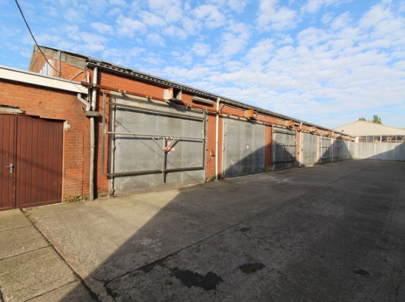 Loods van 120m² te huur langs de Arkemolenstraat te Dadizele.<br />
<br />
- omheinde site met toegangspoort en camerabeveiliging<br />
- inclusief ve