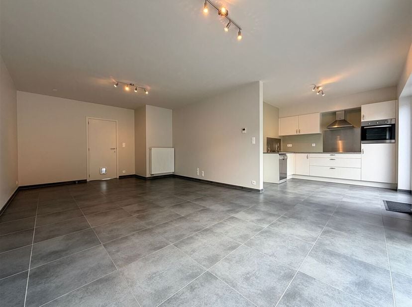 Nieuw, halfvrijstaand huis, ideaal gelegen in een rustige straat vlakbij het centrum van Doornik.<br />
De woning biedt ca. 128 m² woonoppervlakte en