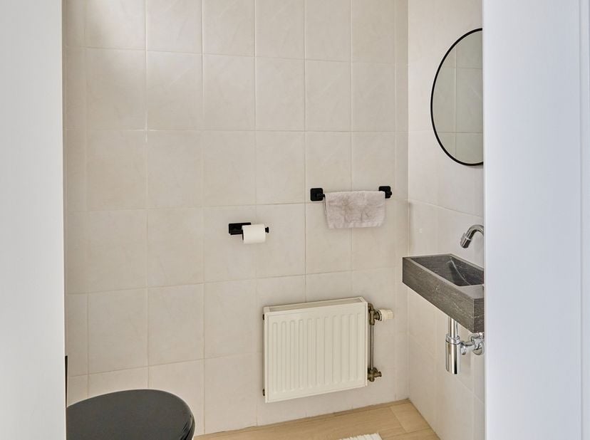 Deze woning in Lutlommel is instapklaar. In 2004 werden de aaneengekoppelde eenheden volledig verbouwd, met een bewoonbare oppervlakte van ca. 160 m².