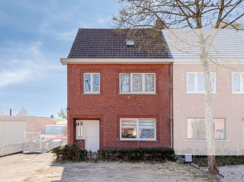 Zoek je een écht ruim gezinshuis op een toplocatie? Deze karaktervolle halfopen bebouwing (ca. 206 m²) heeft alles om jouw ideale thuis te worden. Met