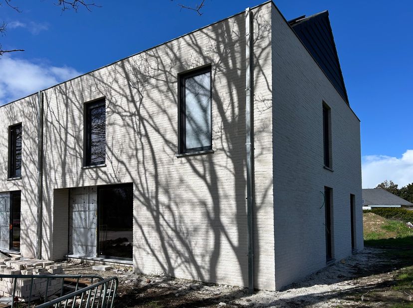 Moderne HOB op toplocatie afwerking aanpasbaar aan uw wensen<br />
Ontdek deze energiezuinige halfopen bebouwing op een mooi perceel van 370 m², idea