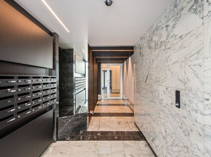 Instapklaar Appartement (55m²) met 2 slaapkamers, gelegen op een steenworp van de Meir in Antwerpen<br />
<br />
 <br />
Ligging: <br />
In de Kip
