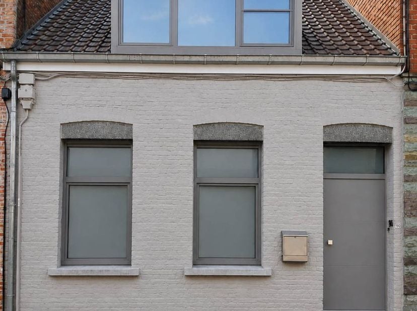 Deze ruime en instapklare ééngezinswoning beschikt over een bewoonbare oppervlakte van ca. 190 m² (volgens EPC-attest) en is gelegen op een perceel va