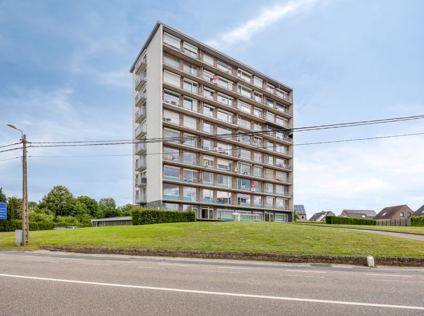 Bent u op zoek naar een instapklaar appartement met veel licht, buitenruimte en garage op een gegeerde locatie in Tienen? Dan is dit appartement op de