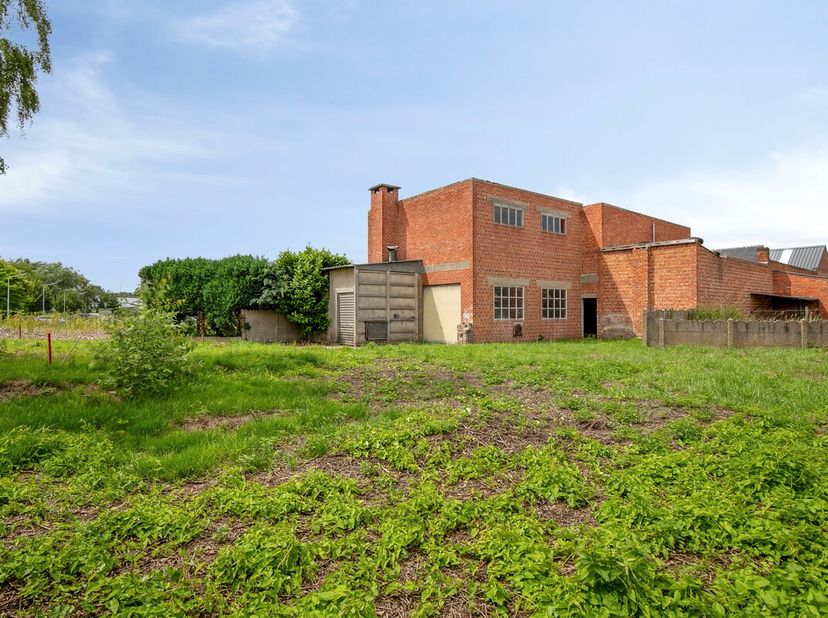 Veelzijdige woning met ruim magazijn (612 m²) op gunstig perceel van 1264&amp;nbsp;m² te Keerbergen.<br />
<br />
Deze voormalige Citroën garage bevindt z