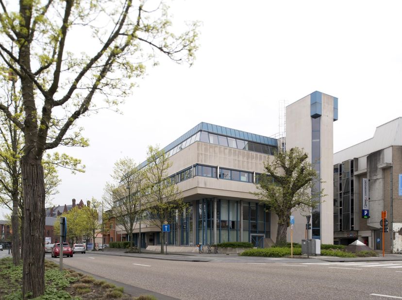Aan de bruisende Guffenslaan, op de Kleine Ring van Hasselt en pal aan de Groene Boulevard, bevindt zich dit representatieve kantoorgebouw op een stra