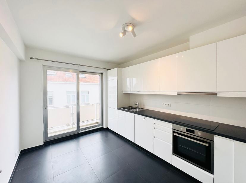 WOLUWE-SAINT-PIERRE, idéalement situé à proximité de la place Dumon, et de toutes les commodités, lumineux APPARTEMENT (3Ch/1Sdb/1Sdd) de ± 130 m² bén