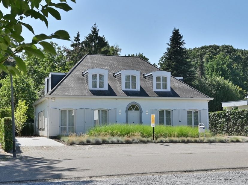 Deze stijlvolle en bijzonder ruime villa, verbouwd in 2026, is gelegen in één van de meest gegeerde residentiële villawijken van Lanaken, direct grenz