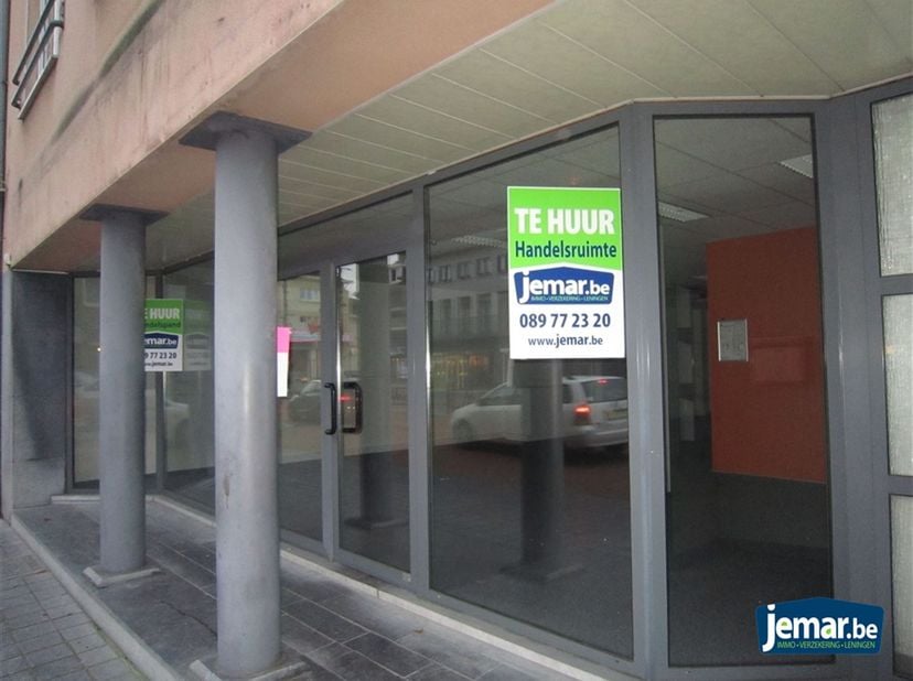 Te huur, Handelspand van 260 m², met gunstige ligging aan de Pauwengraaf.<br />
<br />
Het handelspand beschikt over verschillende bureau ruimtes, g