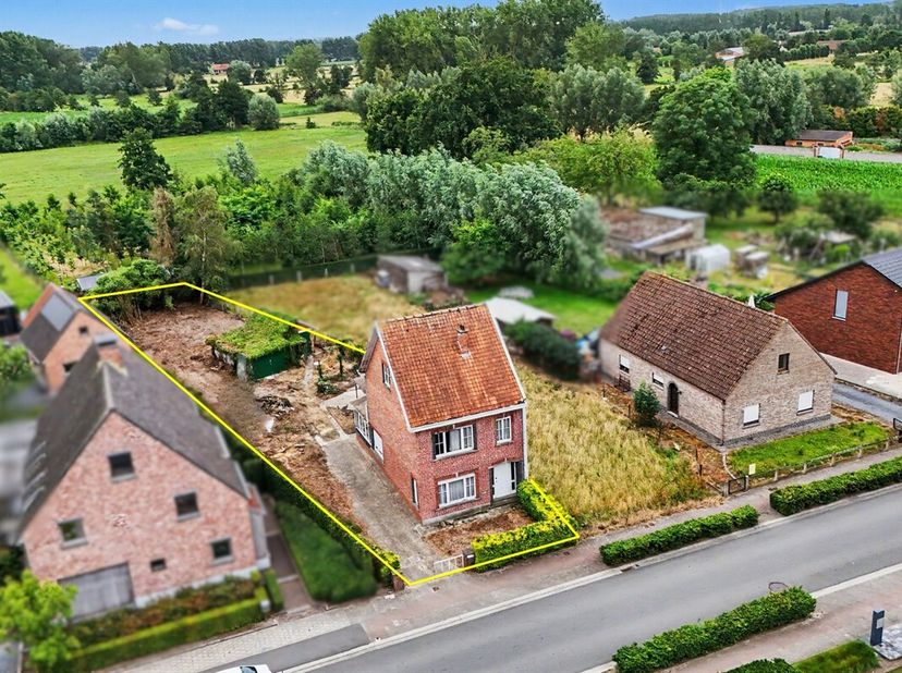 Te renoveren halfopen bebouwing op een perceel van 700m² op rustige ligging te Zele.<br />
Halfopen bebouwing met 3 slaapkamers met veel potentieel (n