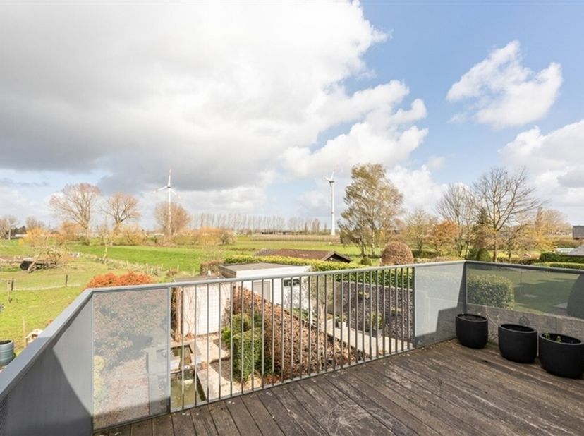 A la recherche d'une maison moderne et bien entretenue avec un esprit loft unique au coeur de Kruibeke, cette propriété est certainement faite pour vo