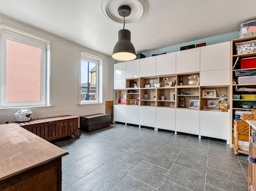 Ontdek deze ruime woning in Kluisbergen, ideaal gelegen nabij het centrum, scholen en winkels.<br />
Deze op te frissen woning biedt enorm veel potent