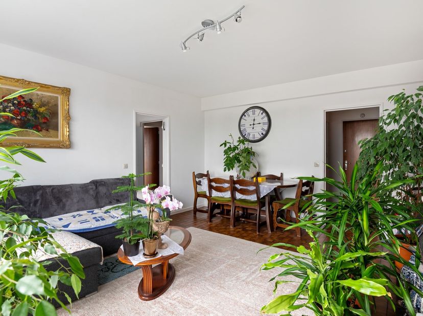 Instapklaar 2-slaapkamer appartement inclusief autostaanplaats<br />
 Ligging: Ontdek dit appartement op de 8e verdieping in de Wapenstilstandlaan. M