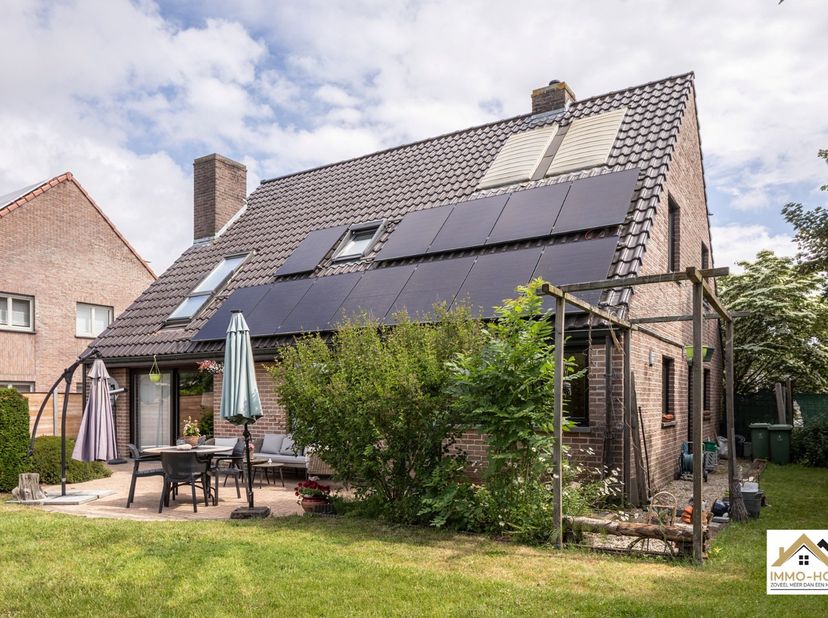 Deze villa in de Orchideestraat 52 en 54 in Oostakker dichtbij belangrijke oprit R4,  biedt een ruime en praktische woonindeling met een aangename lee