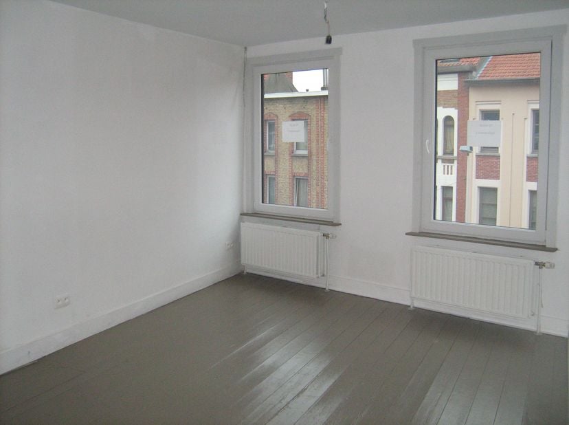 Ruim duplexapartement met 2 slaapkamers op de tweede verdieping.<br />
<br />
Badkamer met ligbad. Living met plankenvloer. Apart toilet. Praktische k