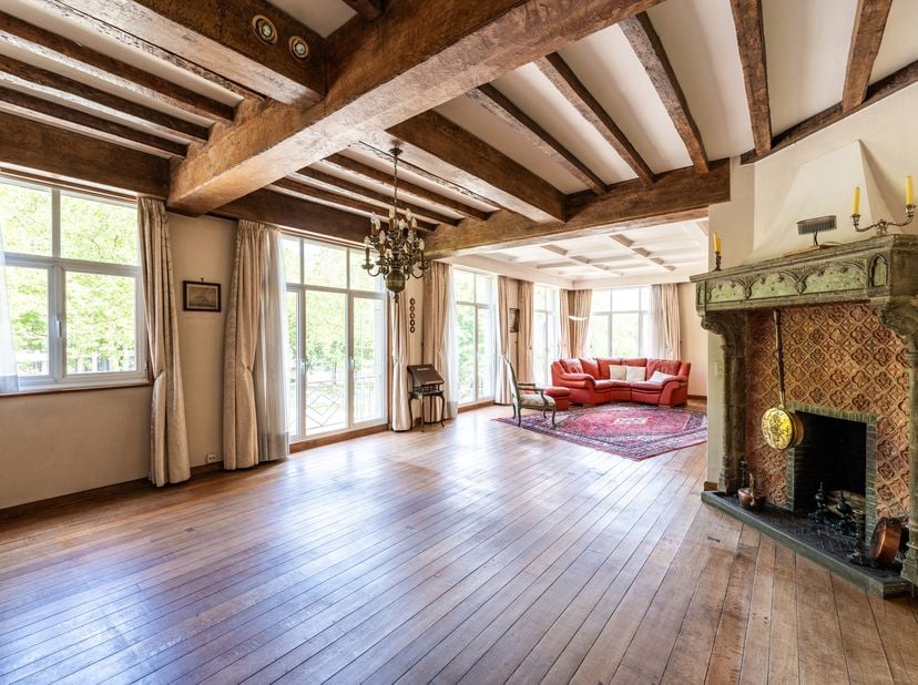 SINT-PIETERS-WOLUWE, op een steenworp afstand van het Woluwe Park, prachtig en ruim APPARTEMENT (2 slaapkamers/1 bureau/1 badkamer) van ±211 m² met te